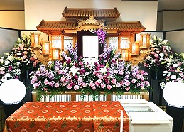 すみれホール専用白木祭壇を利用した花祭壇３５万円