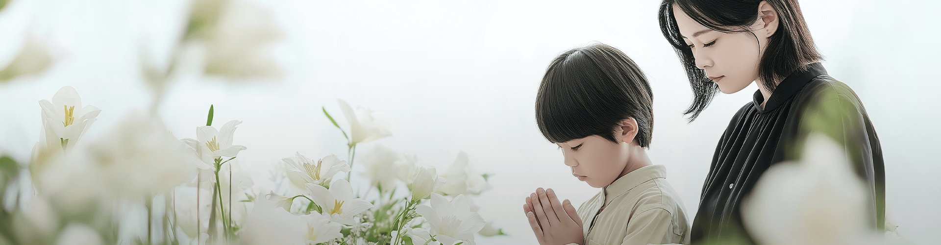 花の前で手を合わせる人物の写真